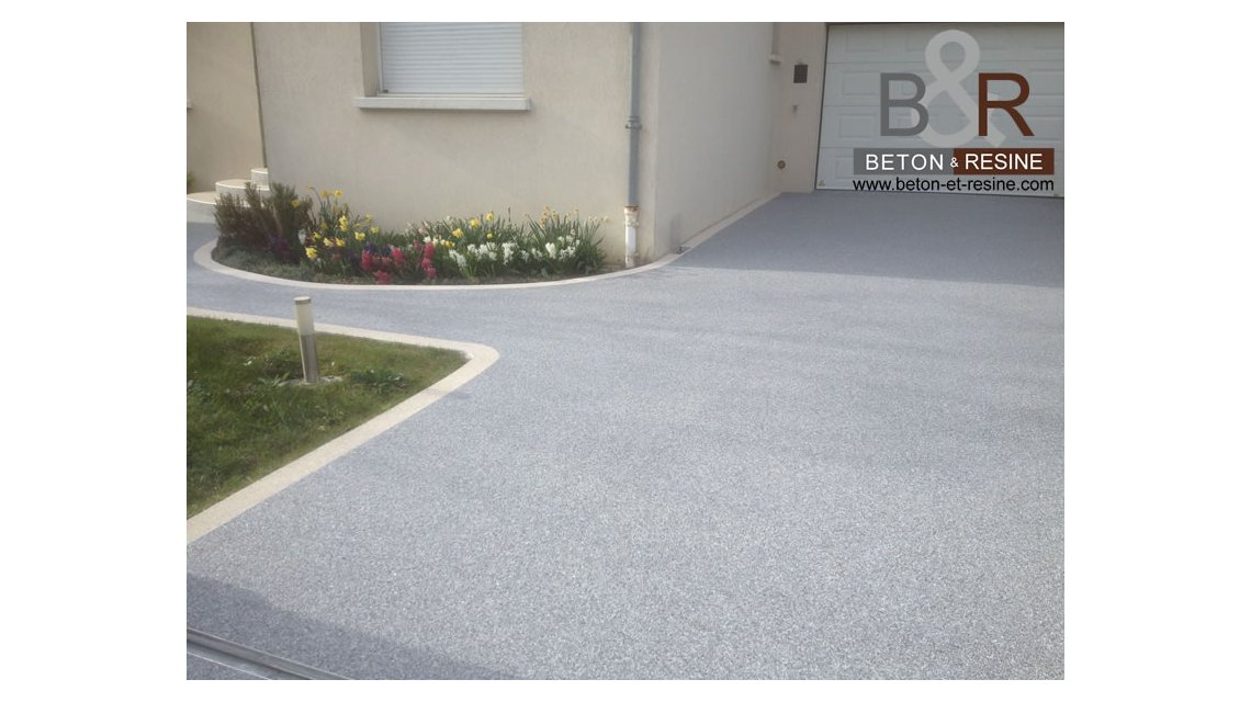 accès garage en tapis de pierre  