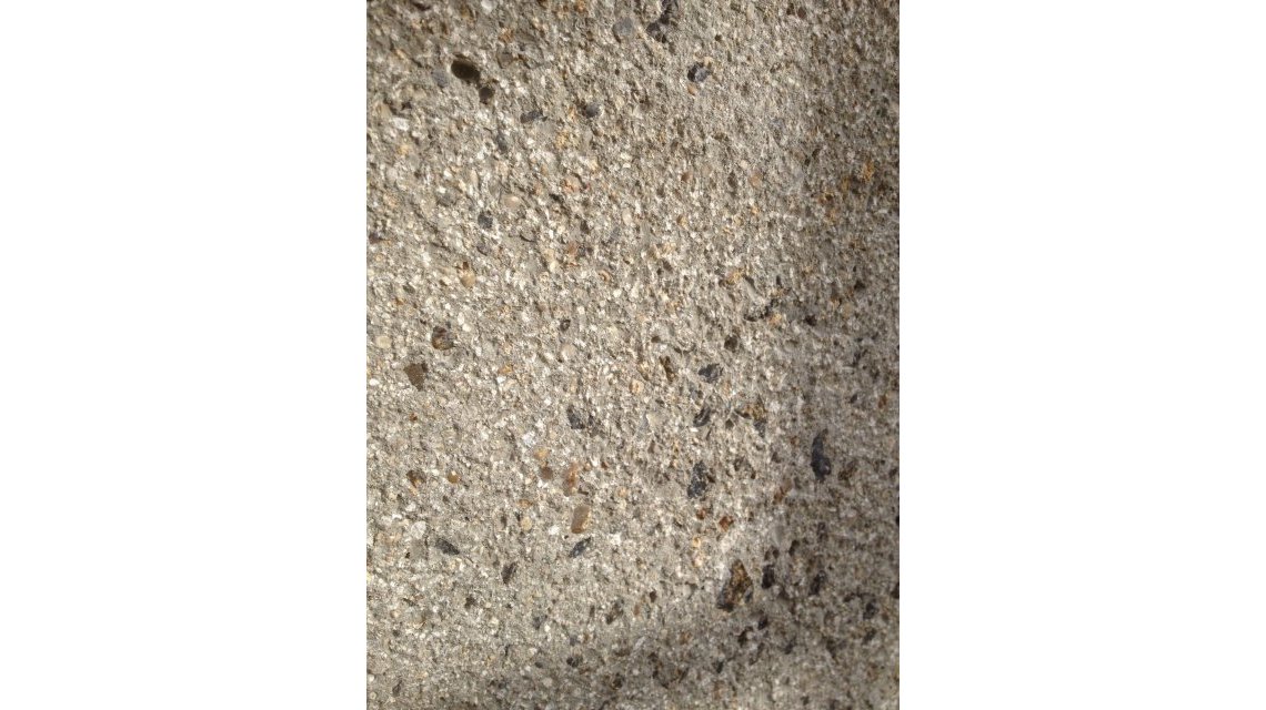 béton bouchardé  <p>Zoom sur bouchardage</p>