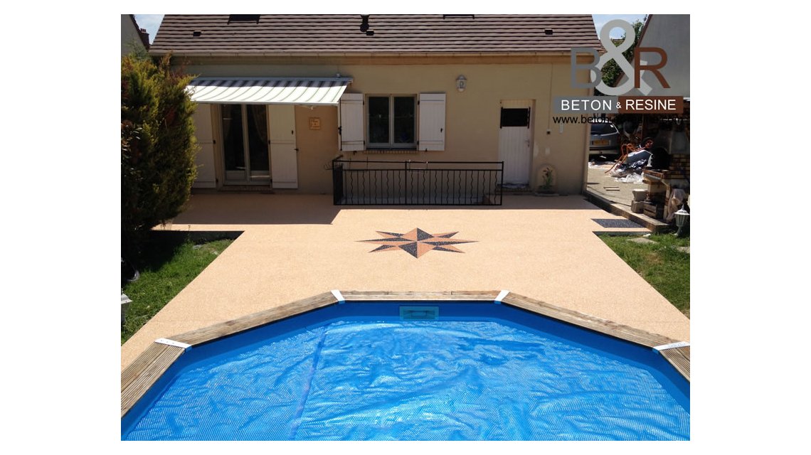 plage de piscine en tapis de pierre  