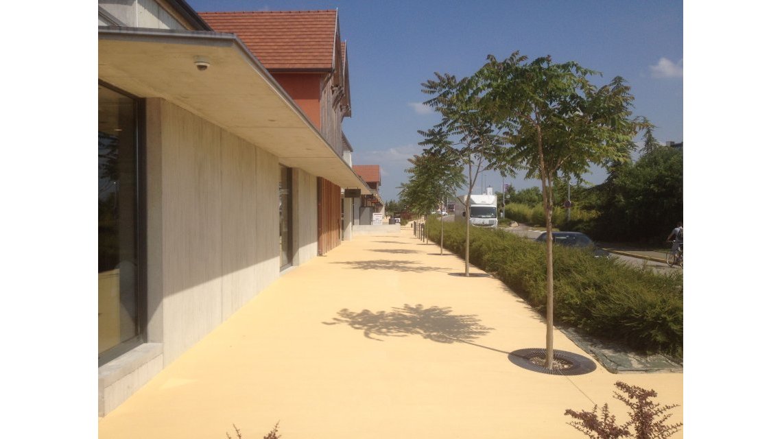 Béton coloré  <p>Passage de zone commerciale en béton coloré strié par système de recouvrement</p>