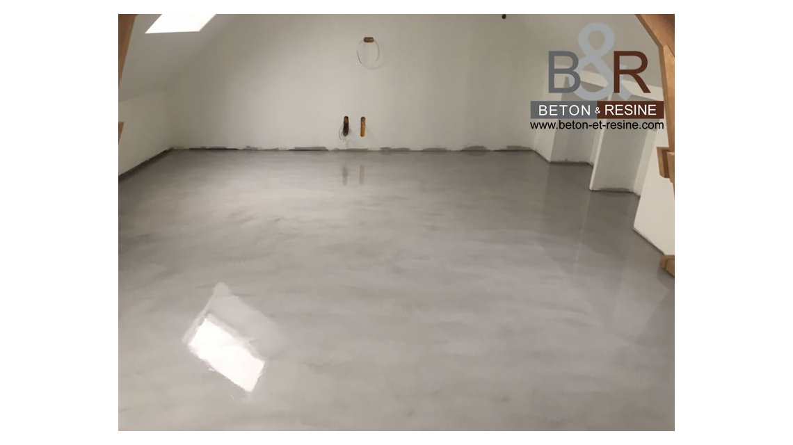 Chantier réalisé pour un particulier à Lesches (77) Réalisation d'un béton ciré, pour la mise en place d'une salle vidéo.  