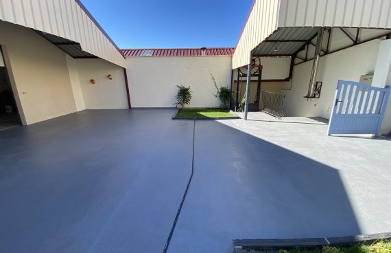 Application d'une résine avec quartz coloré chez un particulier