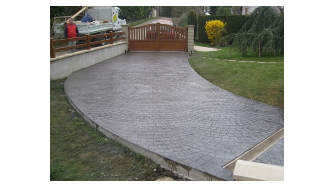 Béton empreinte  <p>allée de garage en pavé de paris</p>