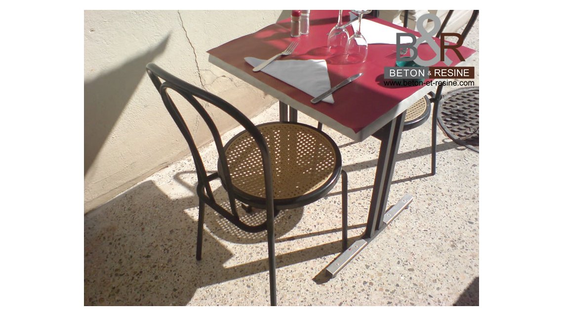 terrasse de restaurant en béton poli  