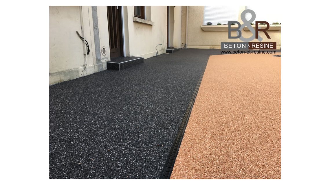 Zoom sur le traitement des détails avec la technique du tapis de marbre lors de la réalisation d'un chantier pour un particulier à EAUBONNE (95). Tapis de marbre avec double couleurs, traitement des détails (caniveau, marche et contremarche)  