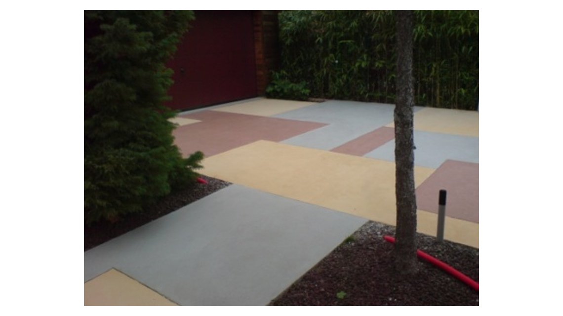 accès garage  <p>décoration en béton millimétrique</p>