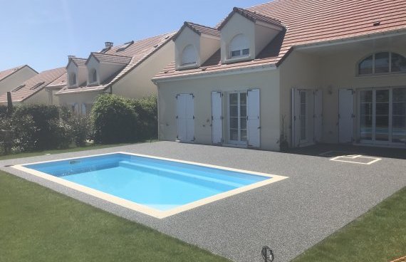 Piscine en tapis de marbre