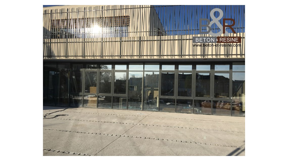 Chantier de “béton bouchardé” réalisé à Châlons-en-Champagne pour un EHPAD Tous les extérieurs de l'établissement ont été traités en bouchardage (béton bouchardé) plutôt qu'en désactivé (béton désactivé) afin d'avoir un rendu plus lisse.  