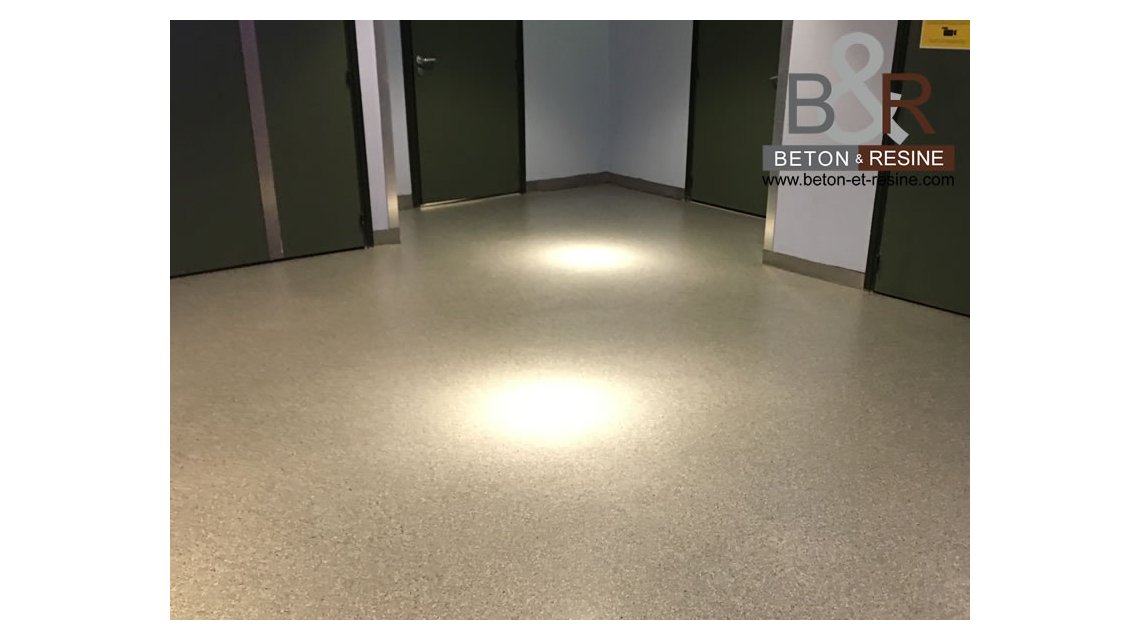 La beauté des paillettes pour le cinéma Pathé Gaumont "Quai d'Ivry". Pose d'une résine avec chips (ou paillette) afin de donner un effet terrazzo. Ce sol réalisé avec des résines méthacrylate présente une très forte résistance mécanique et permet un entretien aisé.  