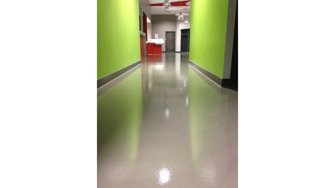 béton ciré  <p>salle municipale</p>