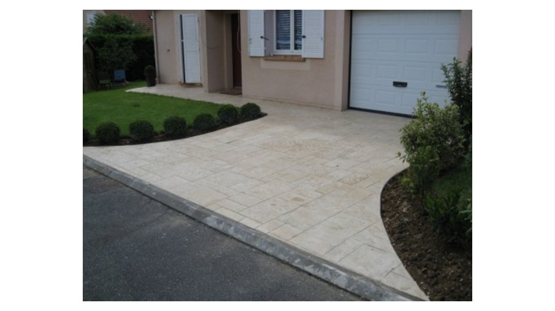 Béton empreinte  <p>accès maison</p>