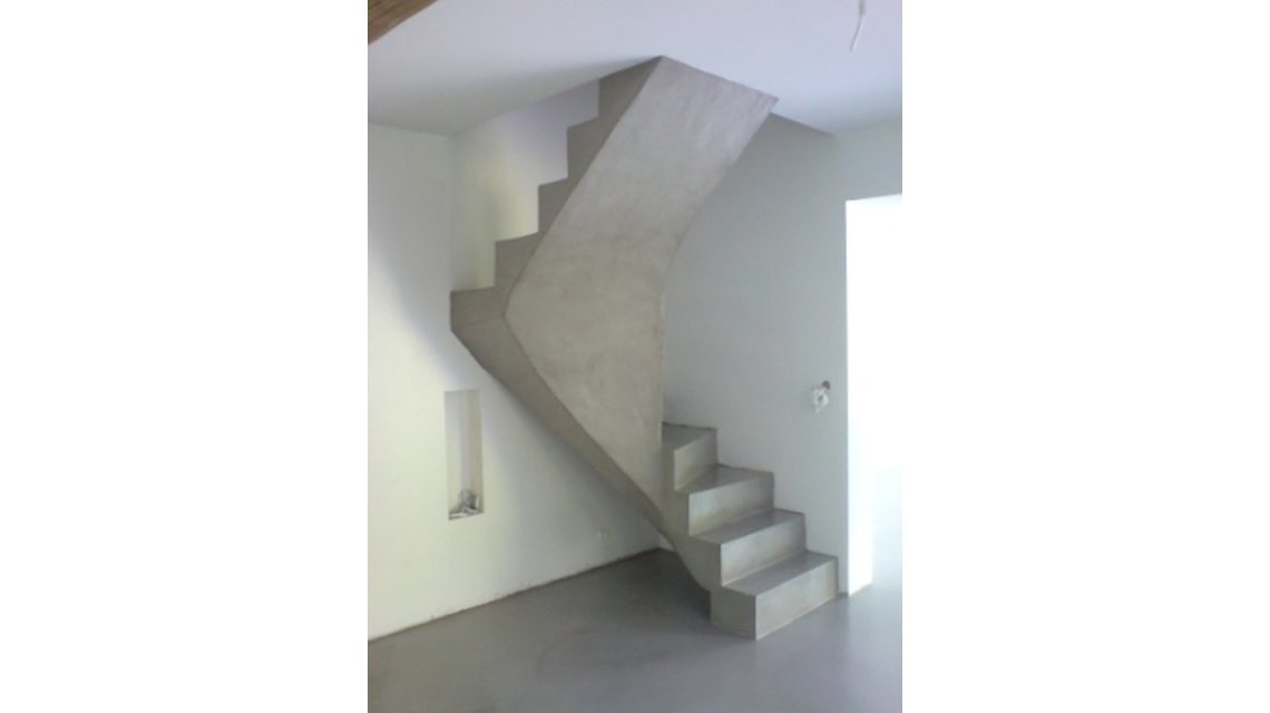 escalier  <p>escalier complet en béton ciré couleur taupe</p>