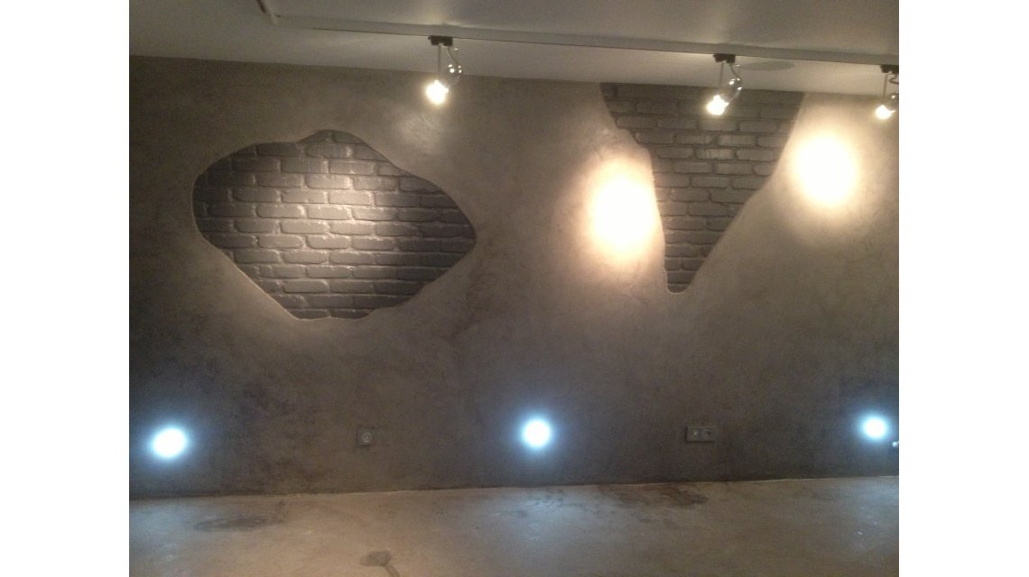 beton ciré mural  <p>mur recouvert d’un béton ciré gris</p>
