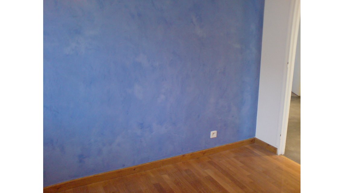 Mur en béton ciré bleu  <p>Chambre d’enfant, mur en béton ciré bleu</p>